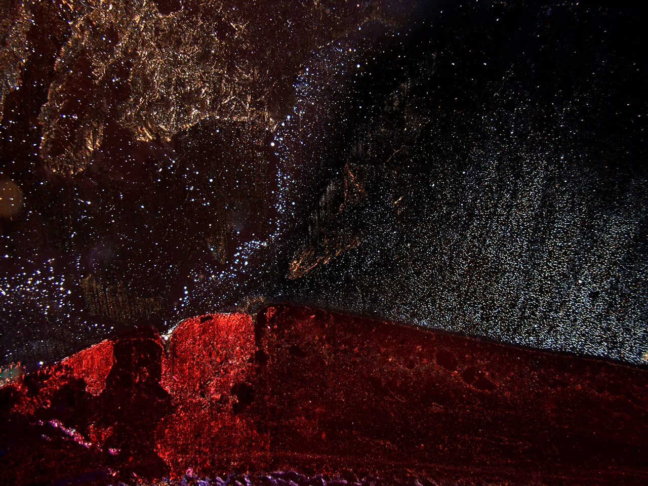 火星。牙龈组织切片与封片胶交界处，×12.5，偏振光，2013
