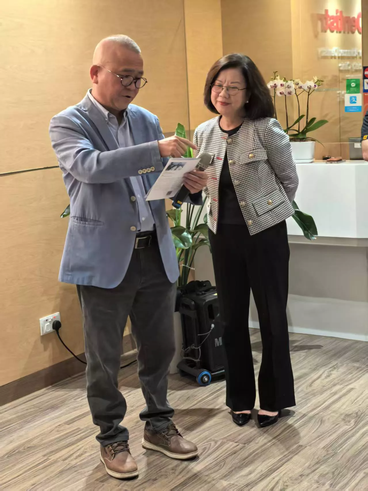 w-香港牙医学院-剪彩-7841761183108_.pic.jpg