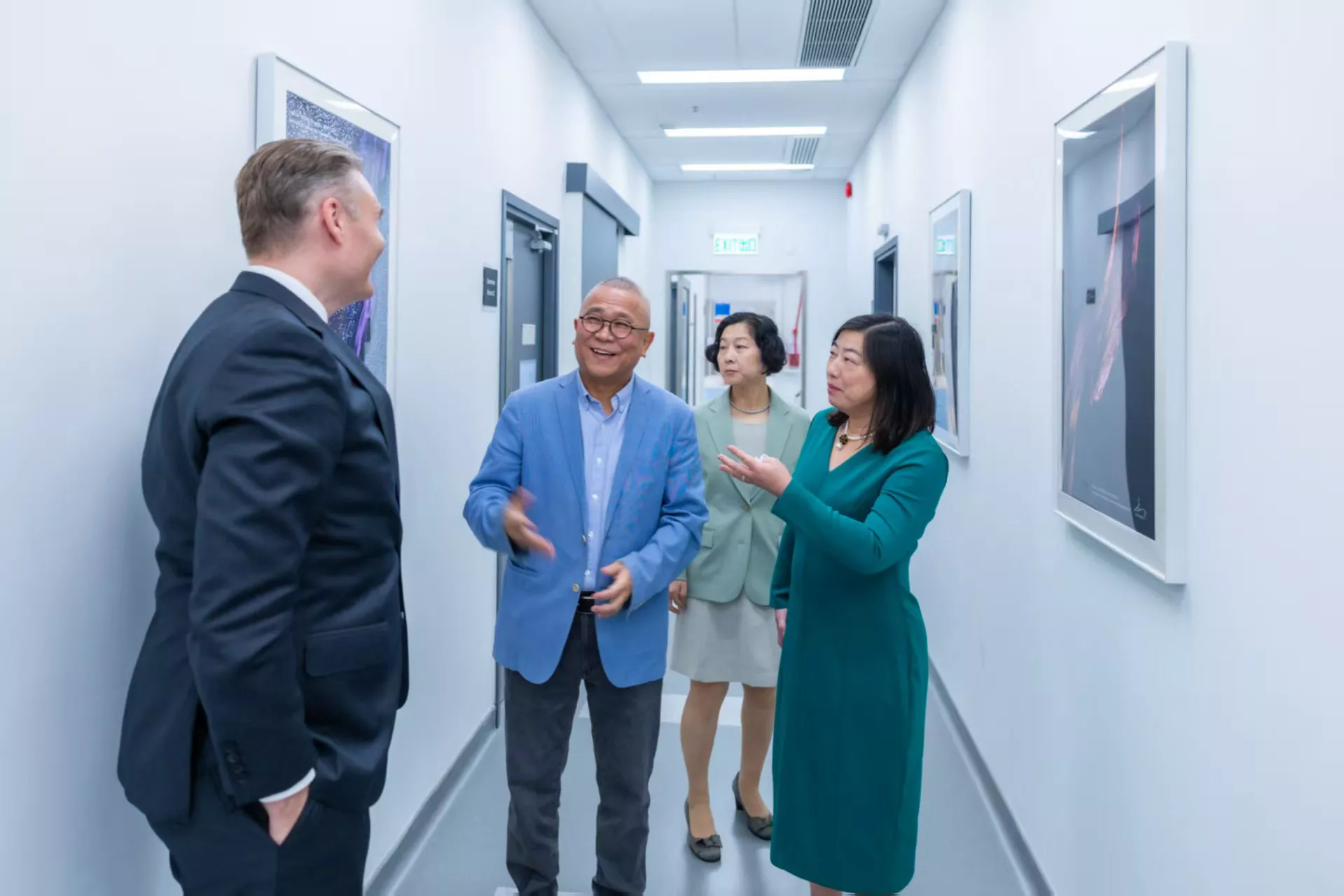 w-香港牙医学院-观展-16431761616752_.pic.jpg