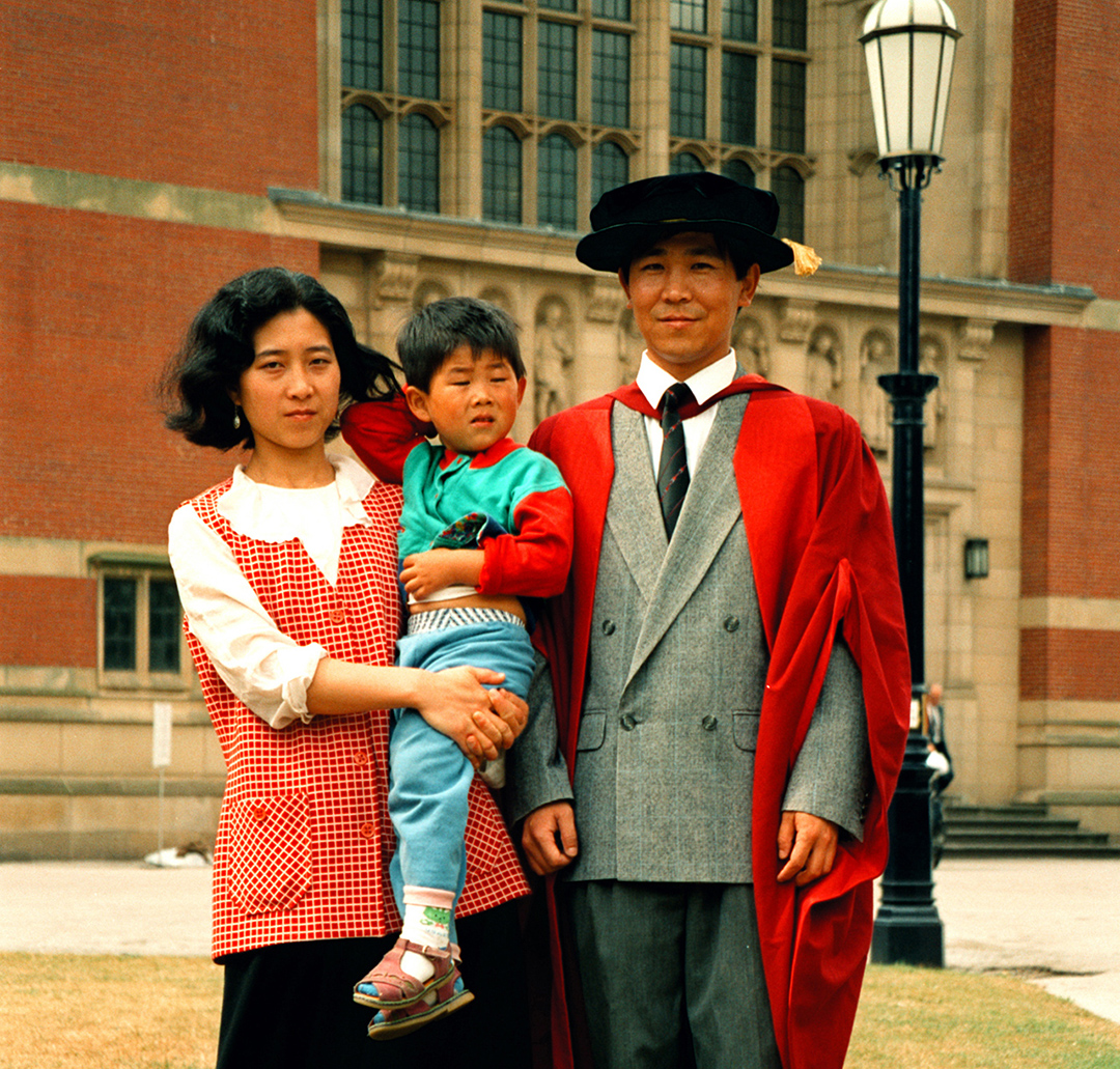 3 - 1995年 英国伯明翰大学博士毕业典礼上与家人一起.jpg