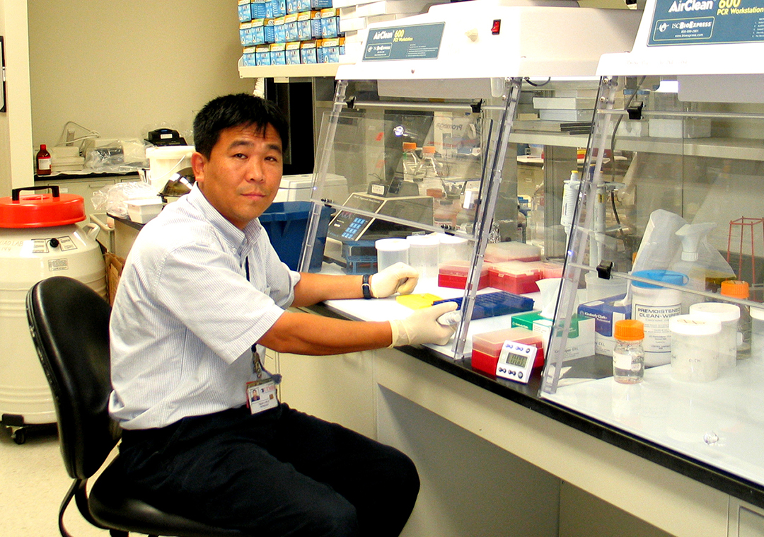 4 - 2004年 在美国UTMB病理实验室访问工作.jpg