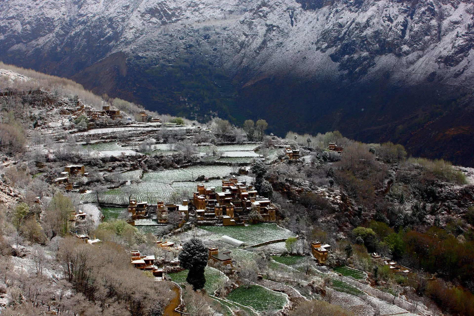 16-2011-3-丹巴-藏寨春雪_resize.jpg