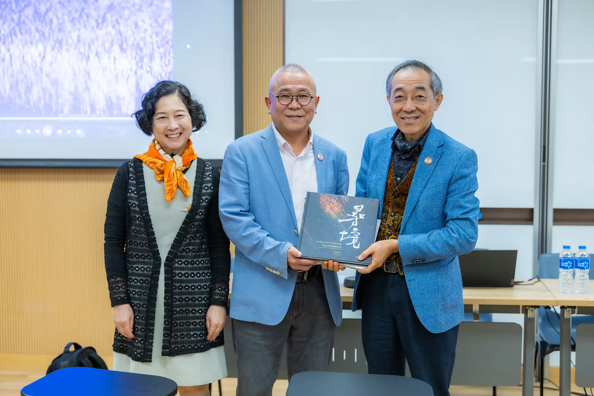 w-香港牙医学院-赠送礼物-16161761376882_.pic_hd.jpg