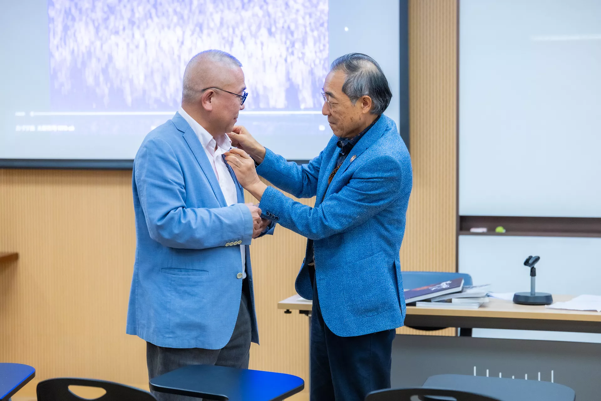 w-香港牙医学院-赠送礼物-16141761376864_.pic_hd.jpg