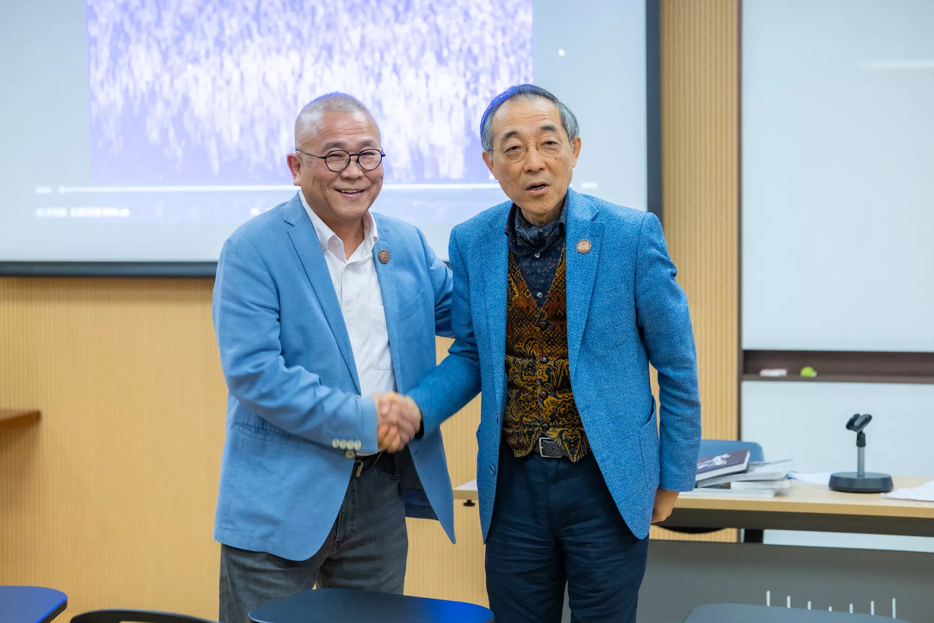 w-香港牙医学院-赠送礼物-16151761376873_.pic_hd.jpg