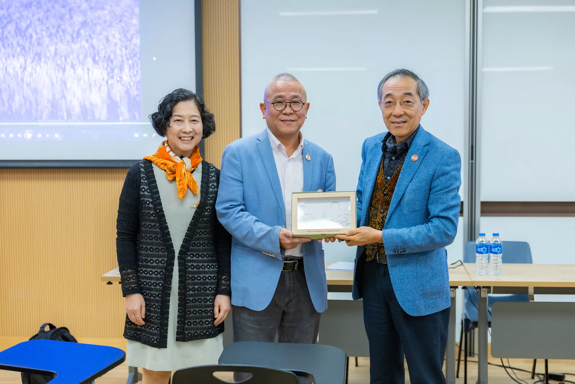 w-香港牙医学院-赠送礼物-16171761376891_.pic_hd.jpg