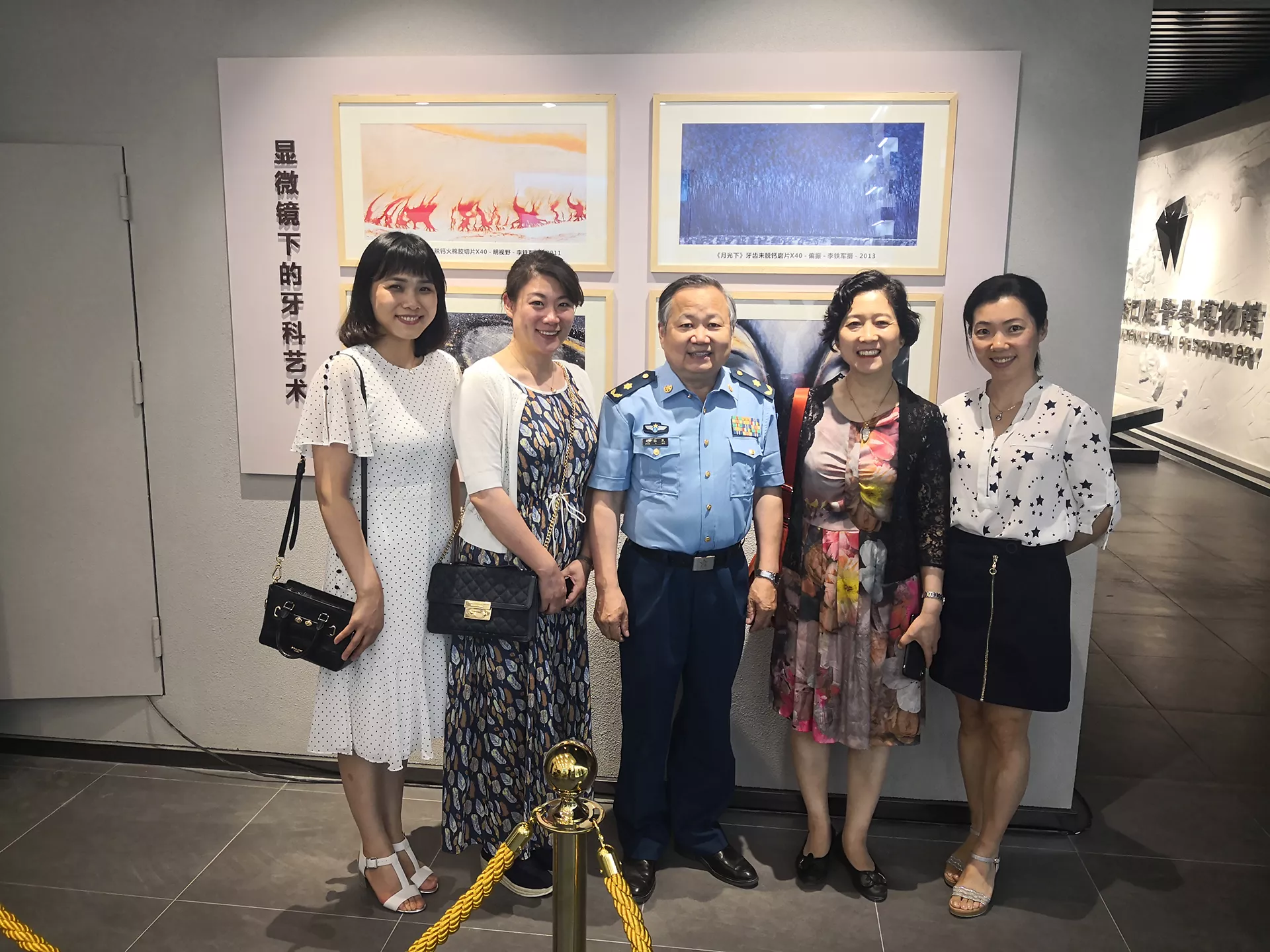 2018年6月，赵铱民院士（中）带我们参观国际口腔博物馆，在李铁军显微摄影图片前合影