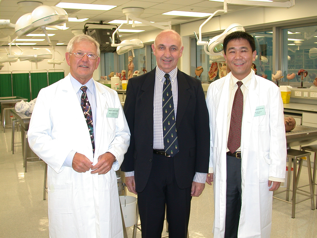 6 - 2006年 与澳大利亚皇家牙医师学院资格考试考官一起.JPG